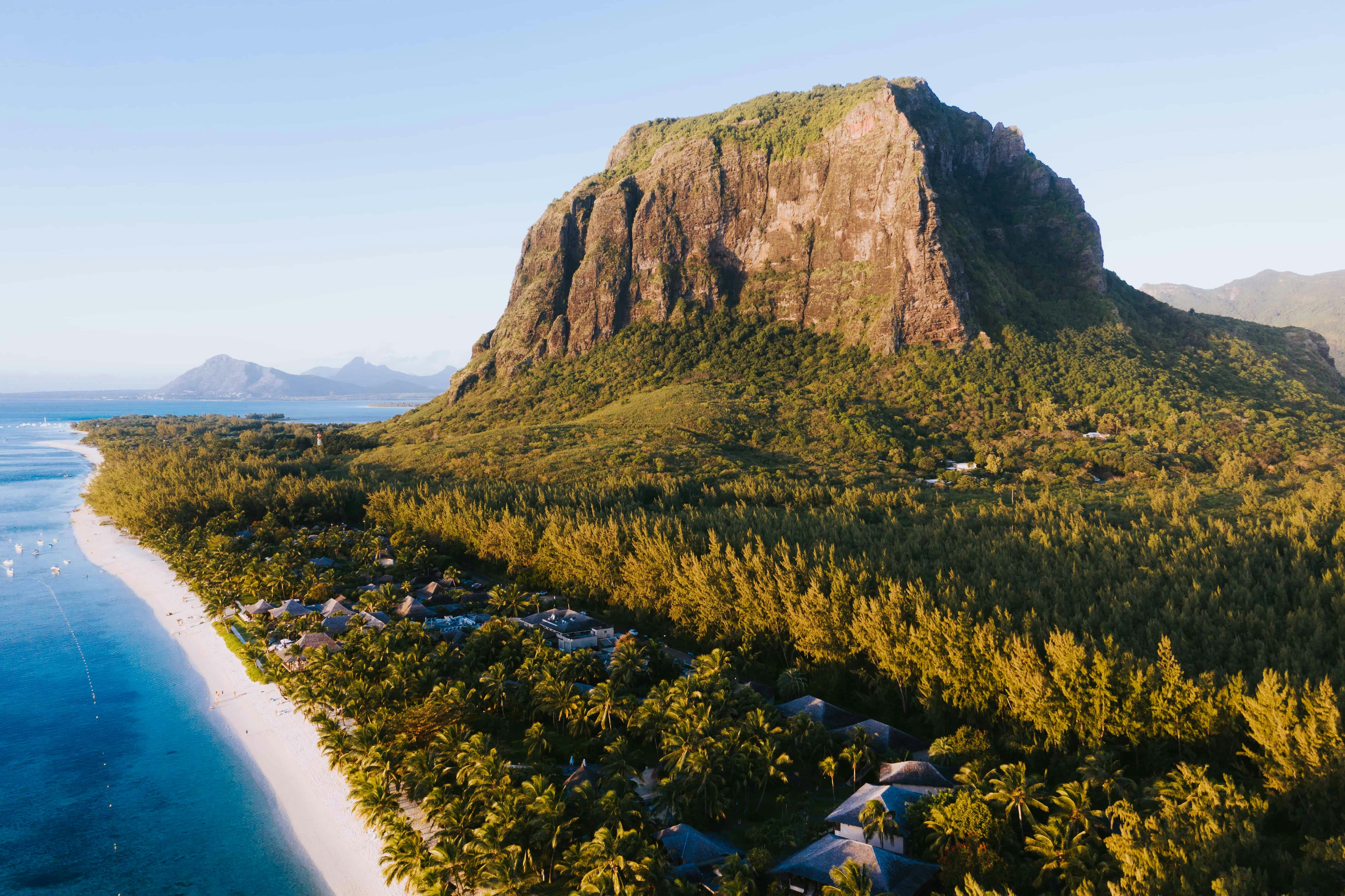 berg strand en oceaan