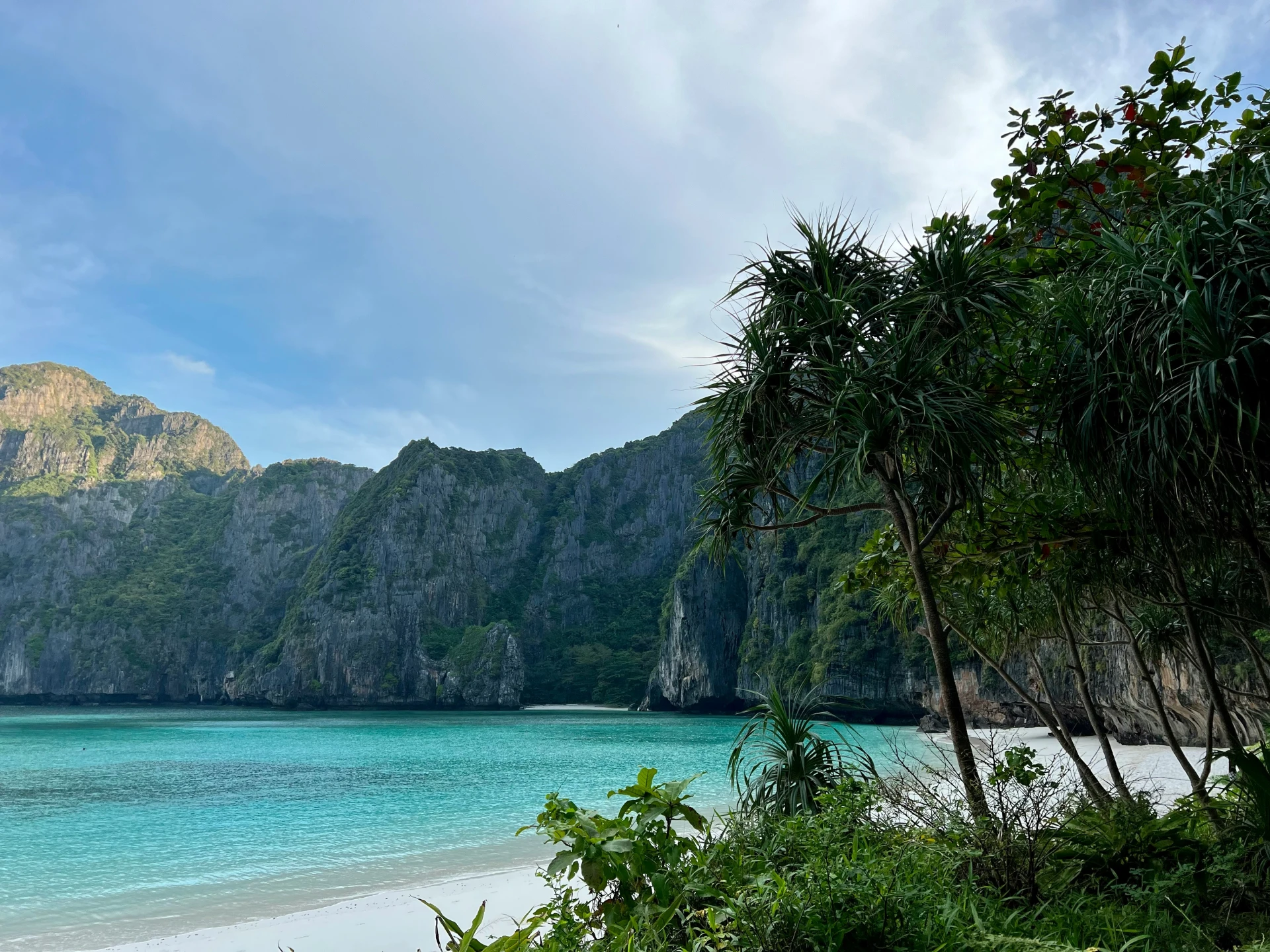 strand en blauw water