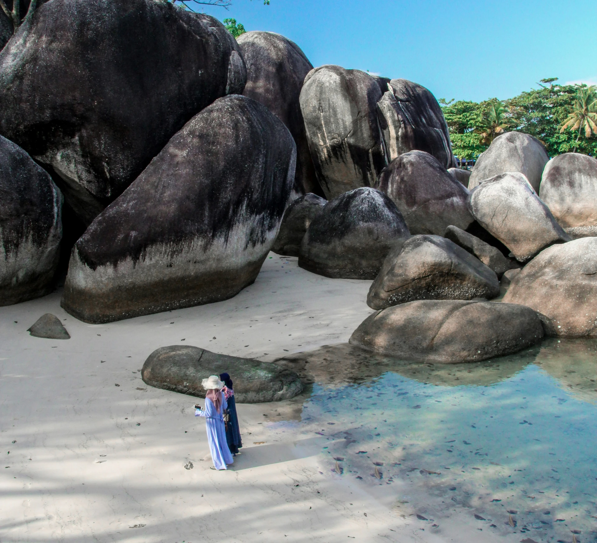 pasgehuwde op strand