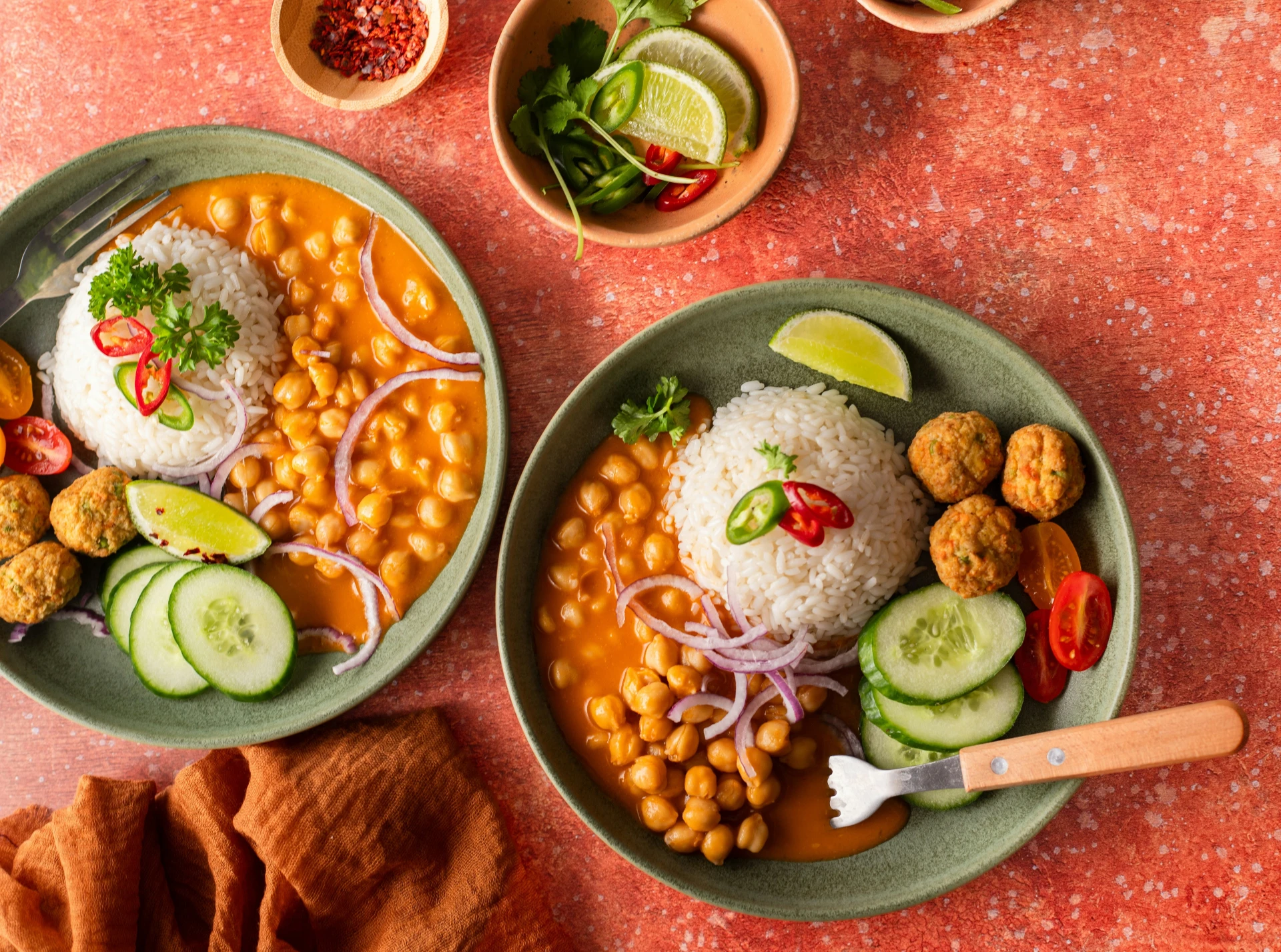 rijstgerecht op borden