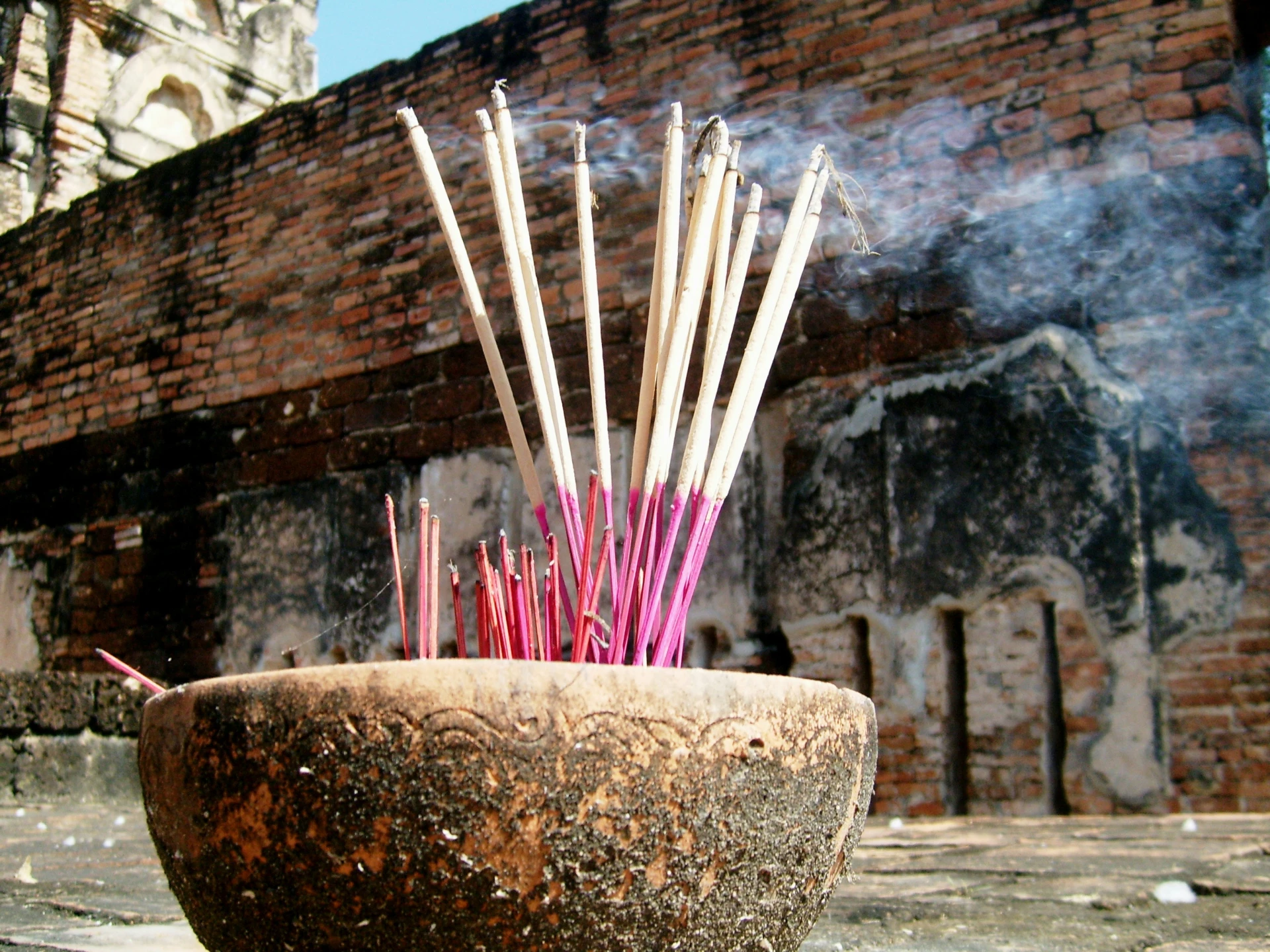 wierook in een aardewerk pot