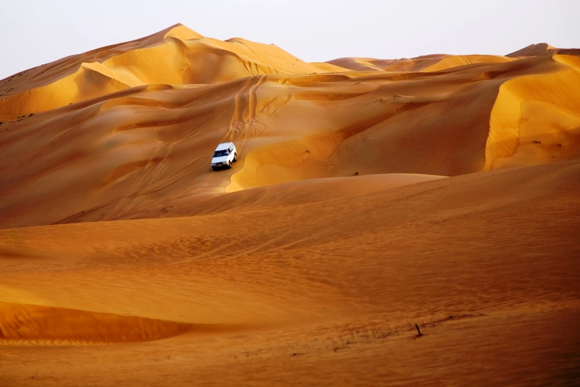 jeep in woestijn