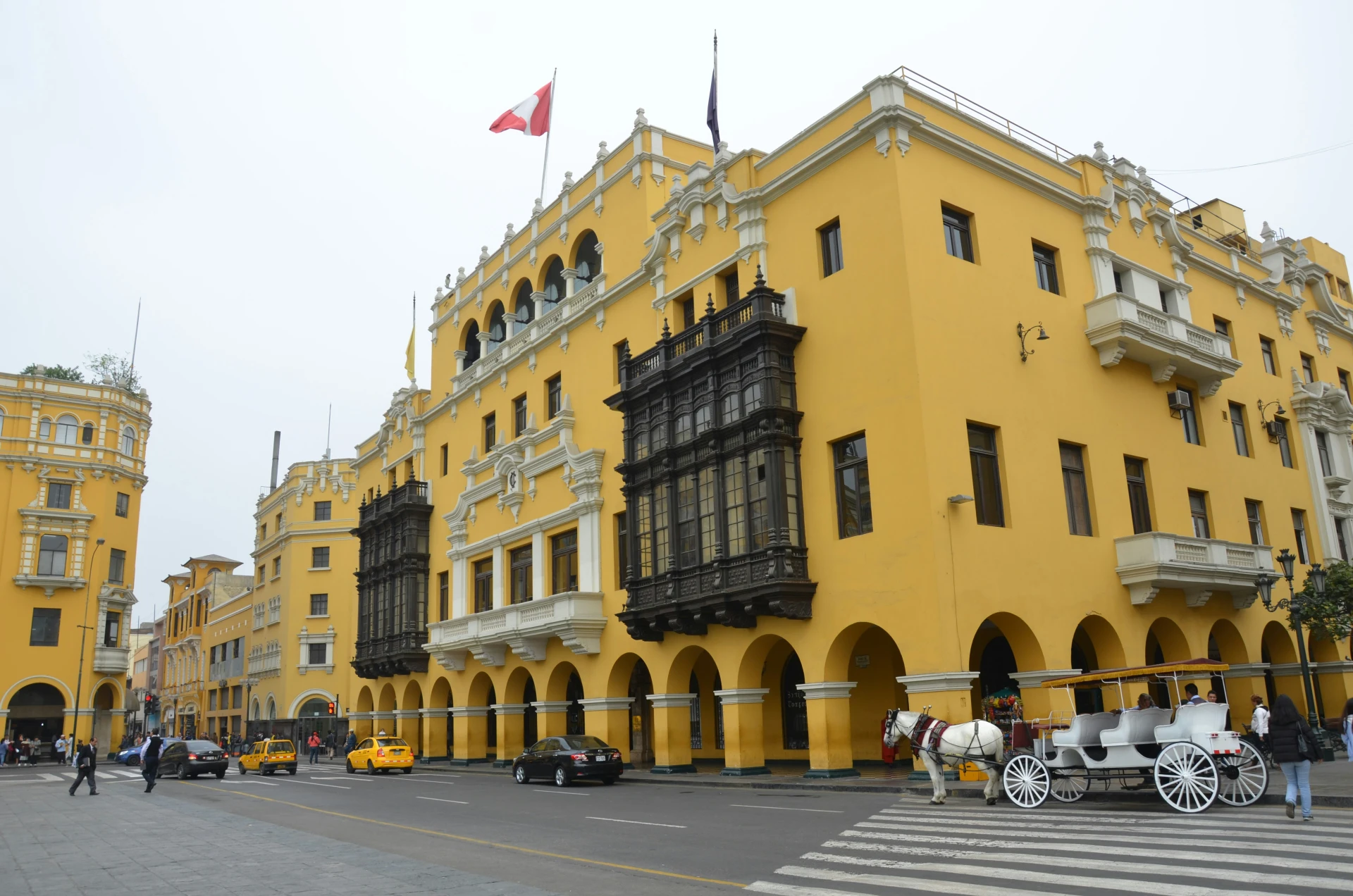 geel koloniaal gebouw