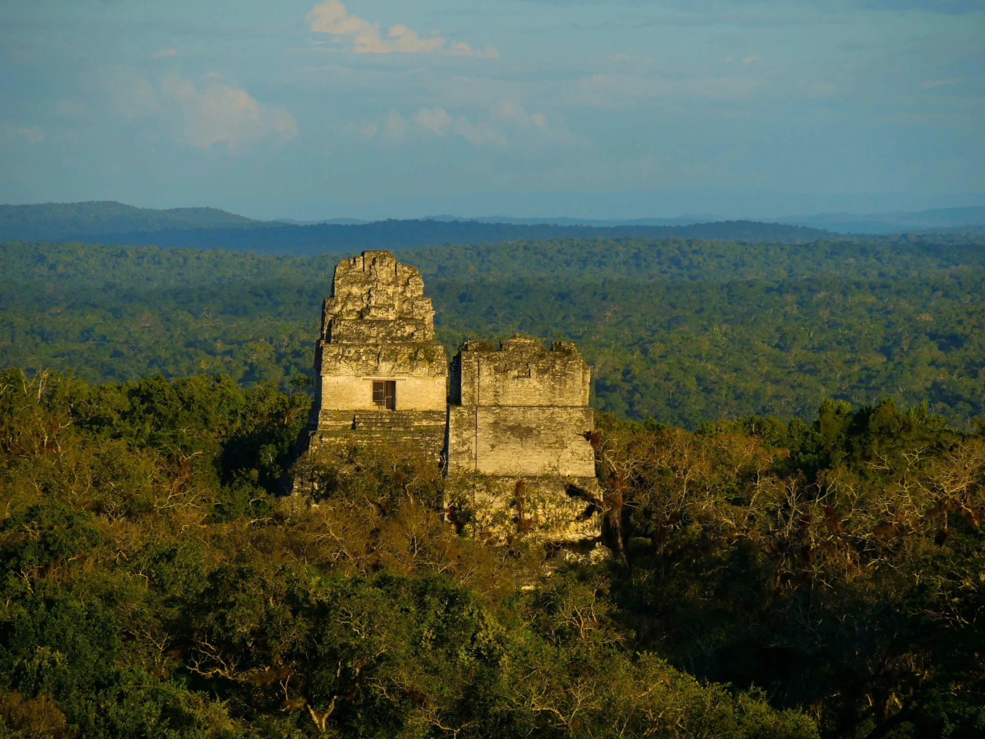 tempel ruïnes boven jungle