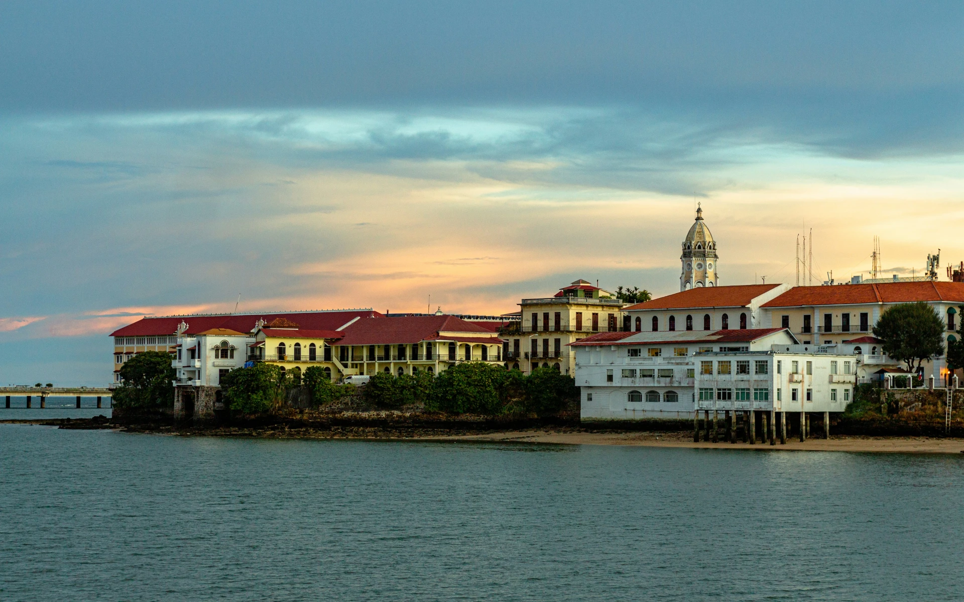 gebouwen aan het water