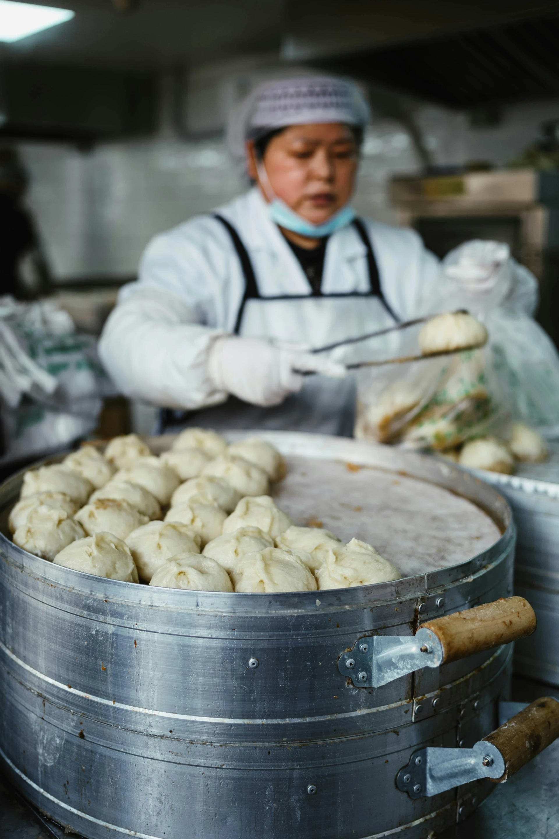dumplings in stoofpan en vrouw