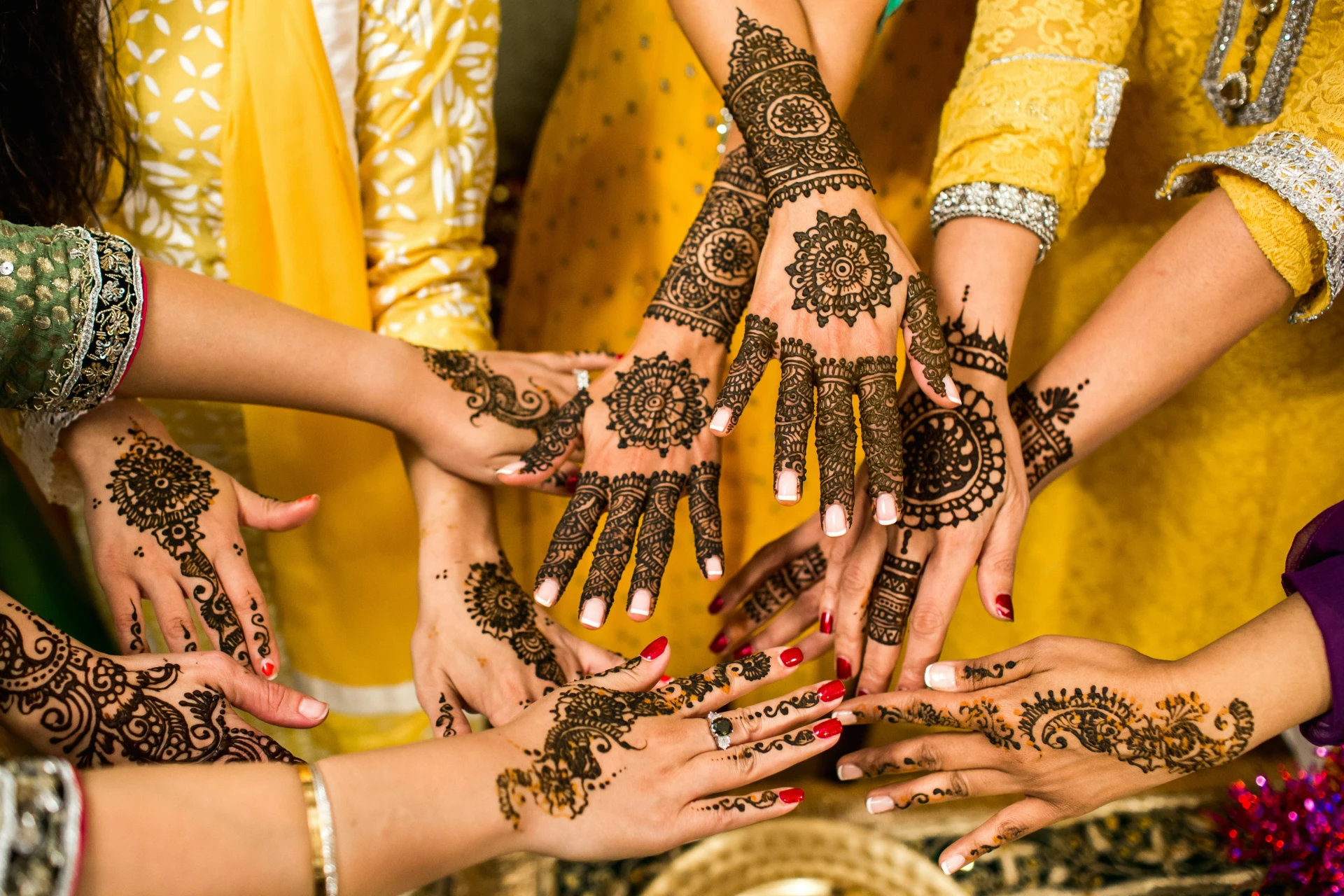 handen met henna schilderingen